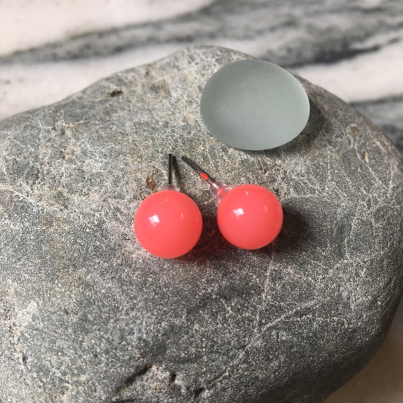 🎈Sale 🎈2 for $10 NWOT cute little salmon berry pink ball post earrings - Picture 2 of 5